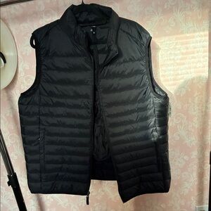 Amazon Essentials Men's Quilted Black Vest